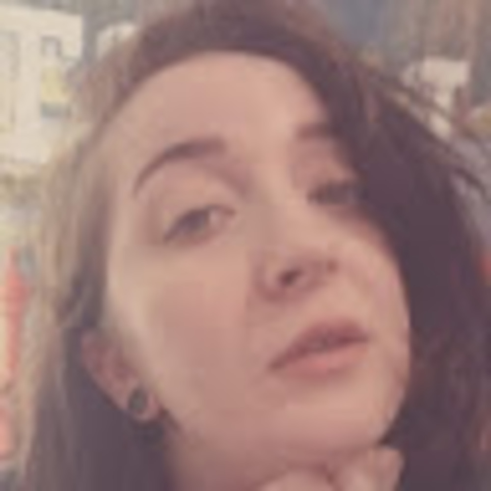 Meet your Posher, Larissa